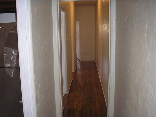 HALLWAY - 1347 S Mansfield Ave