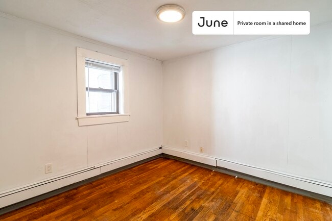 Building Photo - Private bedroom in 5 bed/2 bath Home
