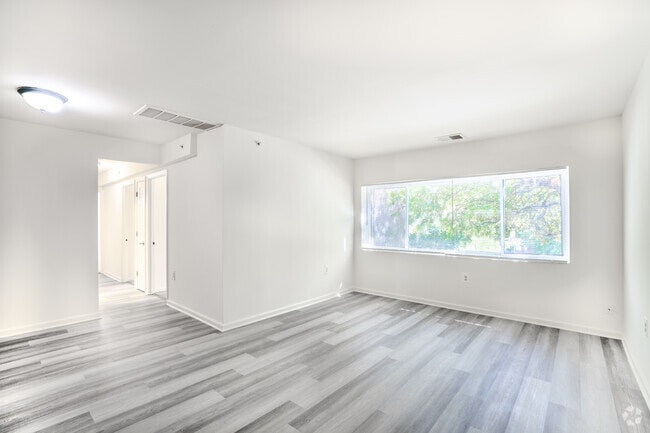 3 habitaciones, 1,5 baños - 878 pies cuadrados - Sala de estar - Highland Terrace Apartments