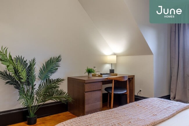 Building Photo - Queen room in 5-bed/2.0-bath Home