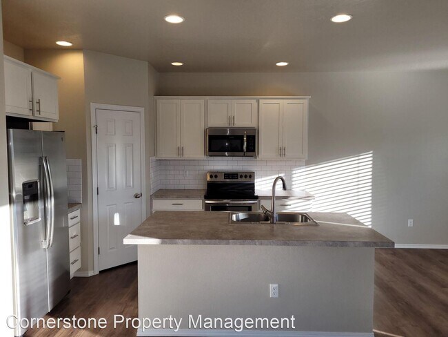 Building Photo - 3 br, 2 bath House - 2620 N Kenneth Ave
