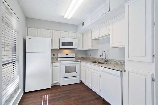 Building Photo - 2311 Balsam Dr