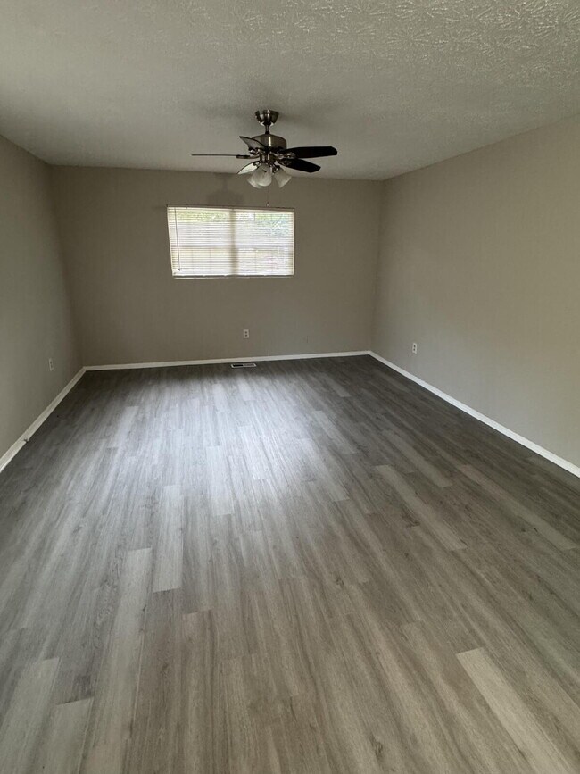 Foto del edificio - Fully Renovated 4 Bed 2 Bath Now Available for Rent!! Move in Special- No Rent for the first month.