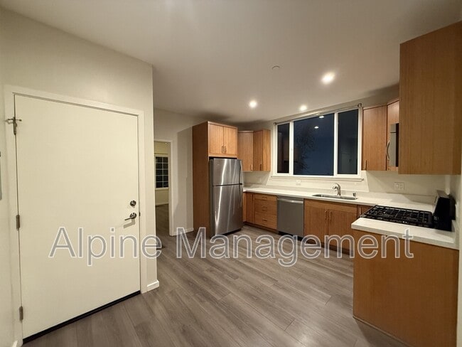 Building Photo - 562 29th St