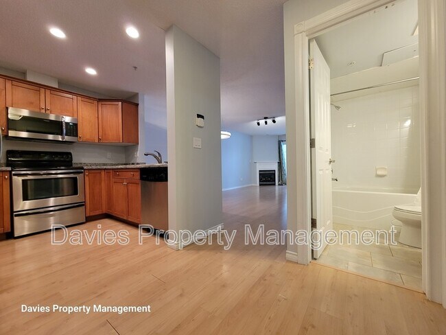 Photo du bâtiment - 12110-12106 106 Ave NW