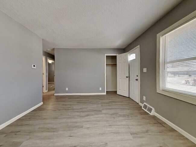 Foto del edificio - 11425 Palmer Ave