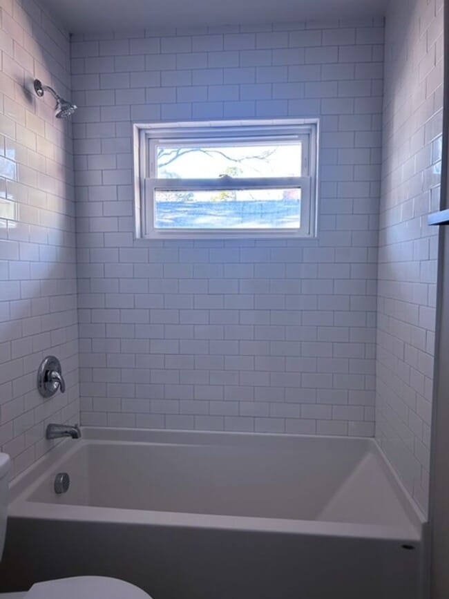 Foto del edificio - Available Now - Great location for this 2 ...