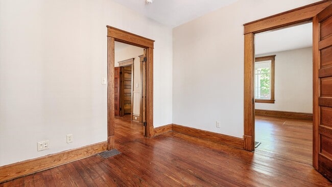 Building Photo - 124 S Pearl St