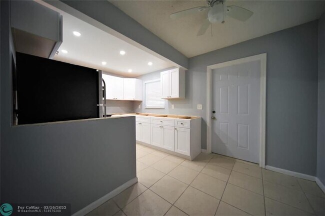 Building Photo - 8849 Sunset Dr