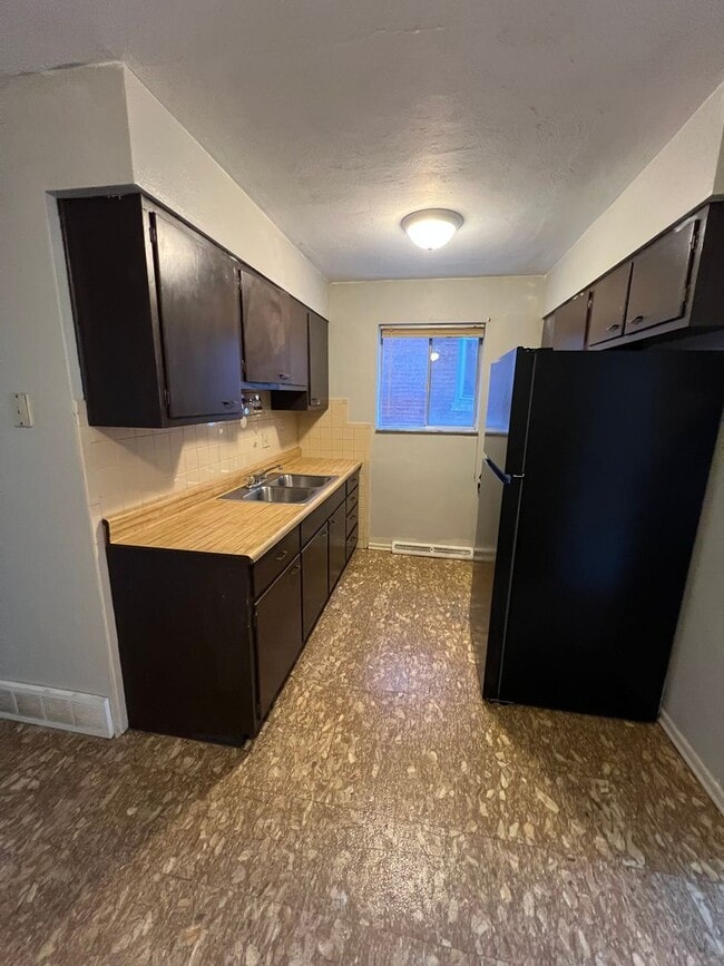 Building Photo - First Floor 1 bedroom Apartment South City