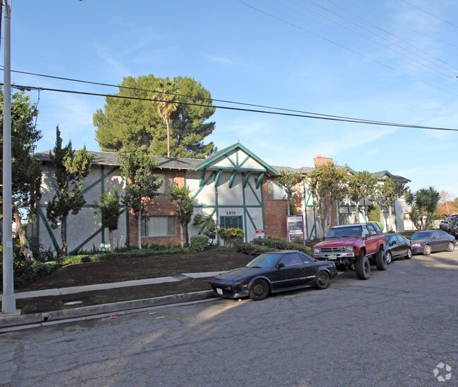 Building Photo - Variel Villa Apartments