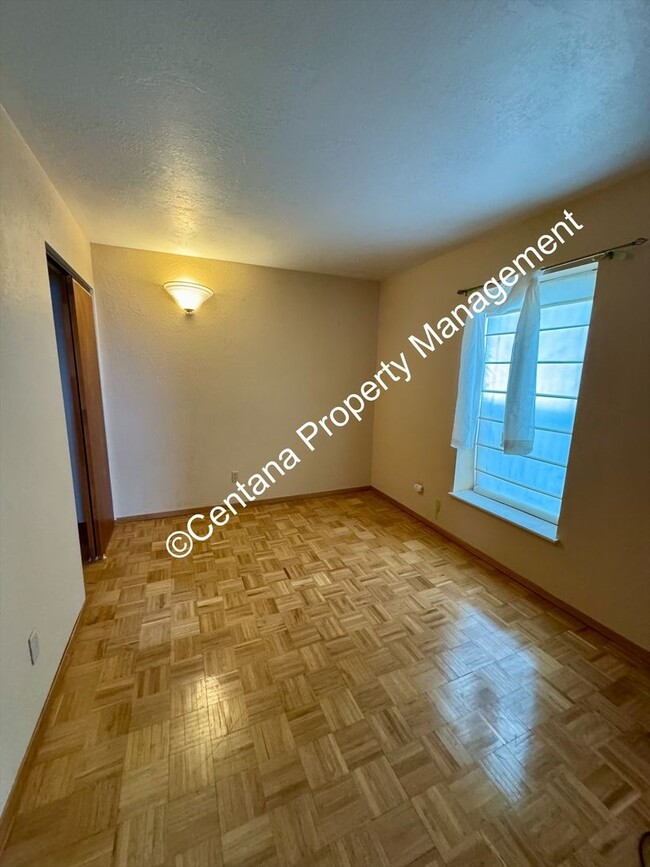 Building Photo - 3 Bedroom 3 Bathroom uptown with Great Views