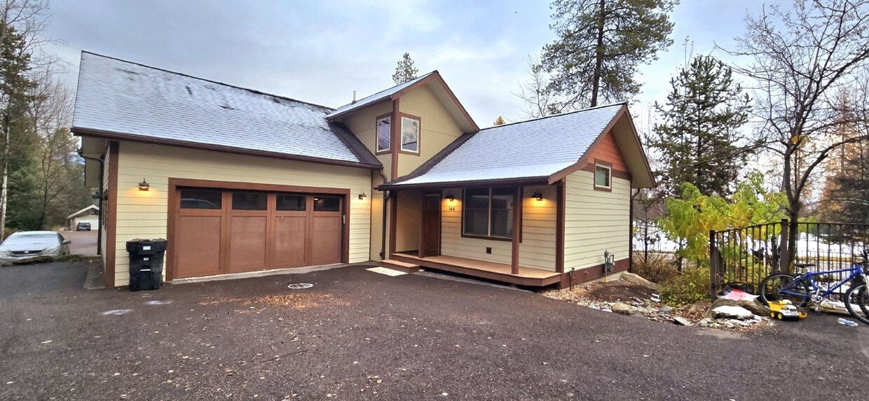 Primary Photo - Close to Golf, Skiing, Swimming, Hiking....