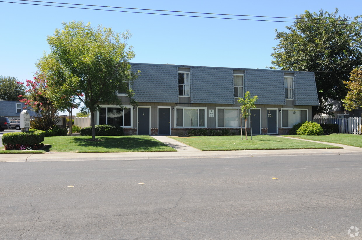 Primary Photo - Cambridge Square Apartments