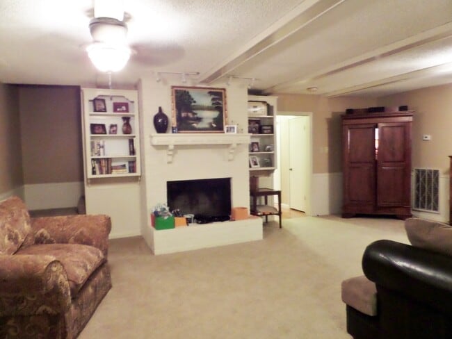 Building Photo - Large 4 BR/ 2.5 BA in Shenandoah!