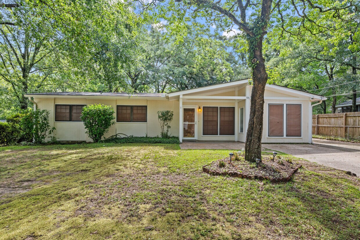 Foto principal - 615 Dartmoor Ln