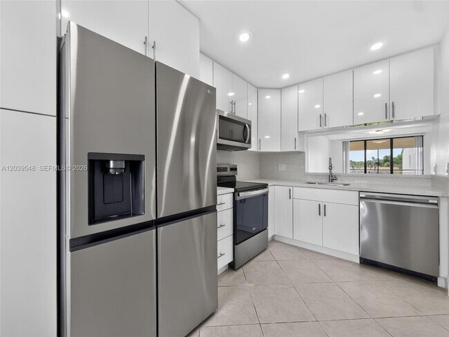 Building Photo - 11358 Taft St