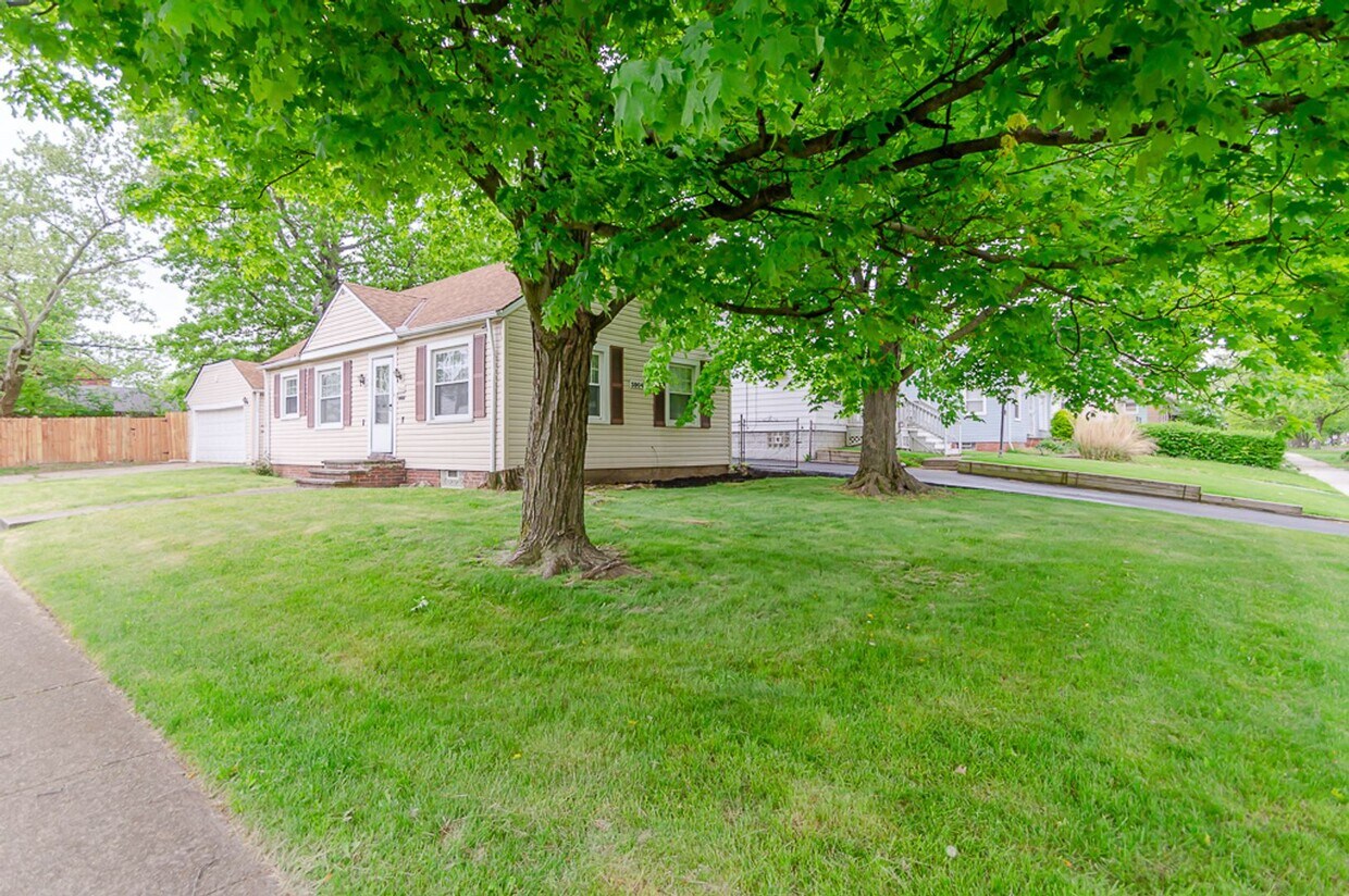 Lovely 3 Bedroom 1 Bath Home with 2 Car At... House Rental in