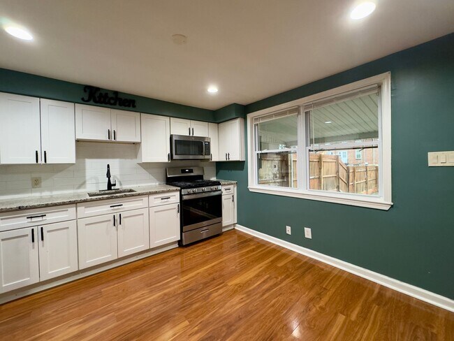 Foto del edificio - Charming 2 Bedroom/1 Bathroom Townhome in Dundalk, MD!