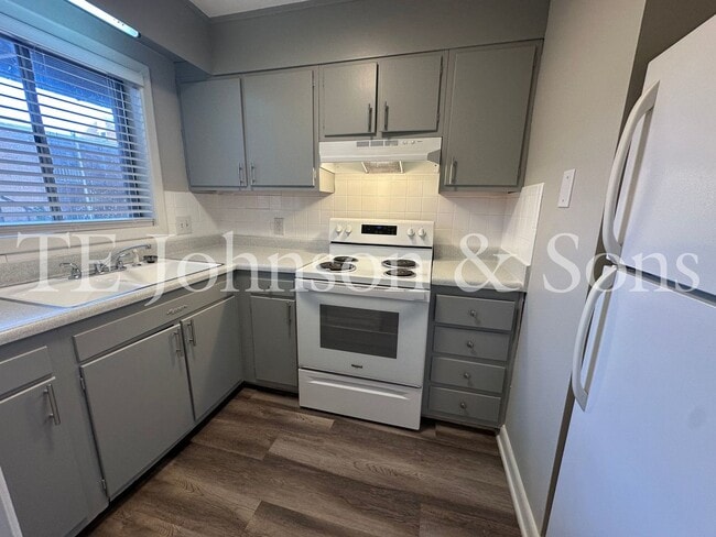 Building Photo - 1 Bedroom Minutes from The School of the Arts!