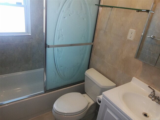 Foto del edificio - 73-17-73166 166th St