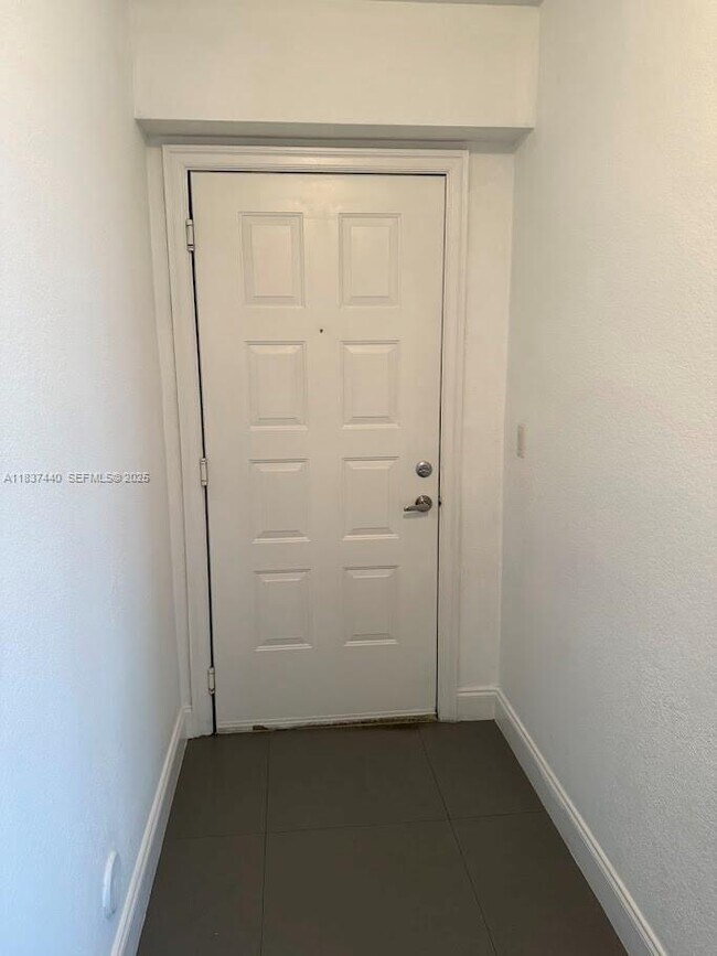 Foto del edificio - 1830 Radius Dr