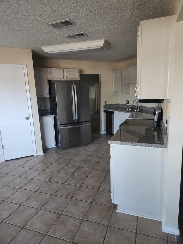 Kitchen - 7551 Northpointe Blvd