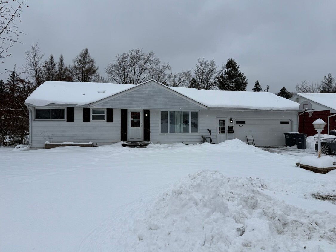 Foto principal - Duluth MN 5-Bedroom - 2-Bath - 2 Car Attached Garage