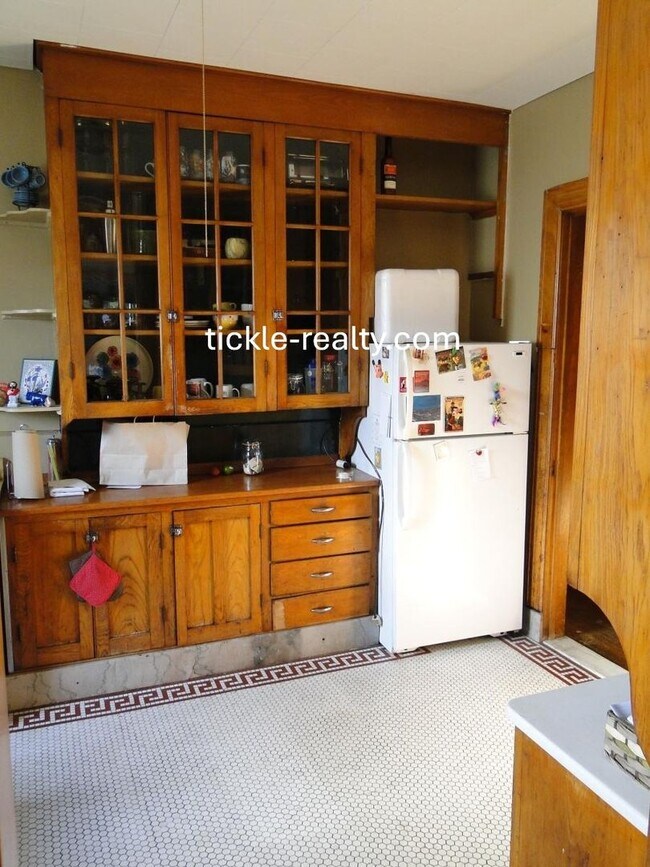 Building Photo - Large 2 Bedroom in Swillburg - Covered Porch
