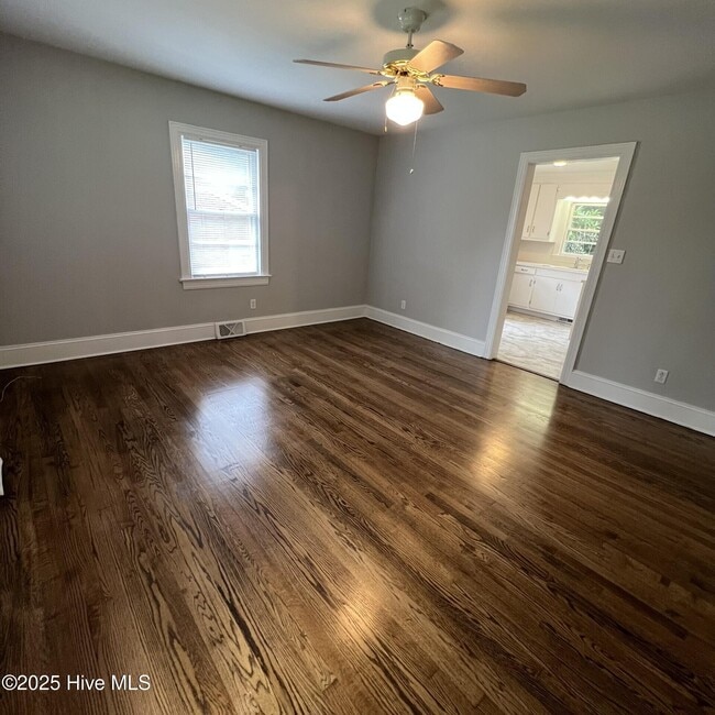 Building Photo - 2405 Jefferson Dr