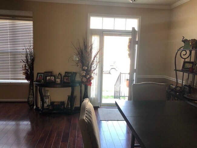 Foto del edificio - Beautifully Maintained Three Bedroom Middl...