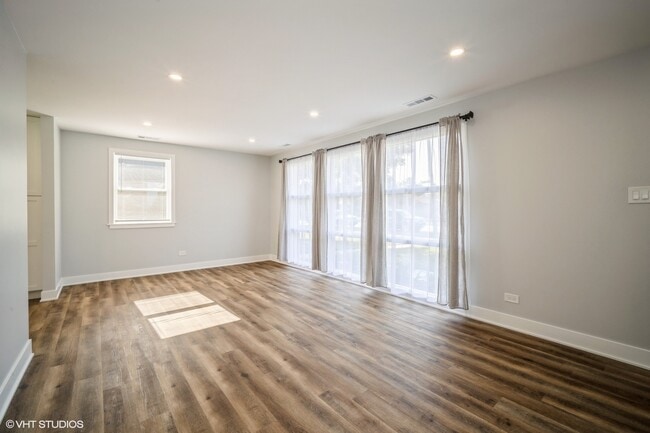 Building Photo - 648 Oakwood Ct