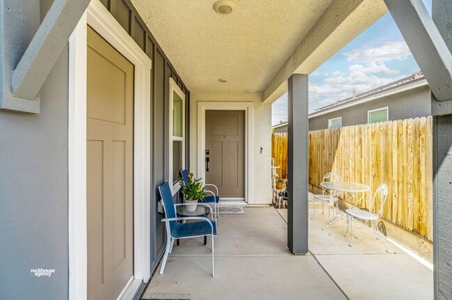 Building Photo - Multi-Generational Home!