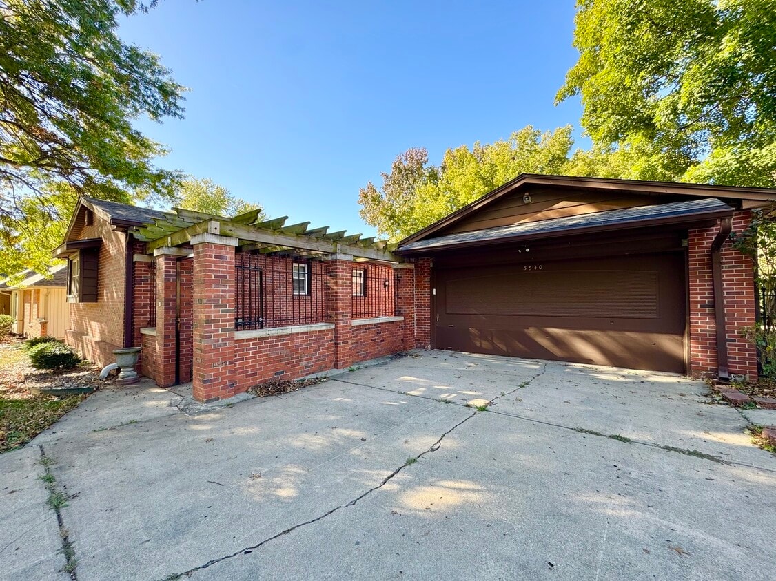 Primary Photo - 3640 N Walnut St