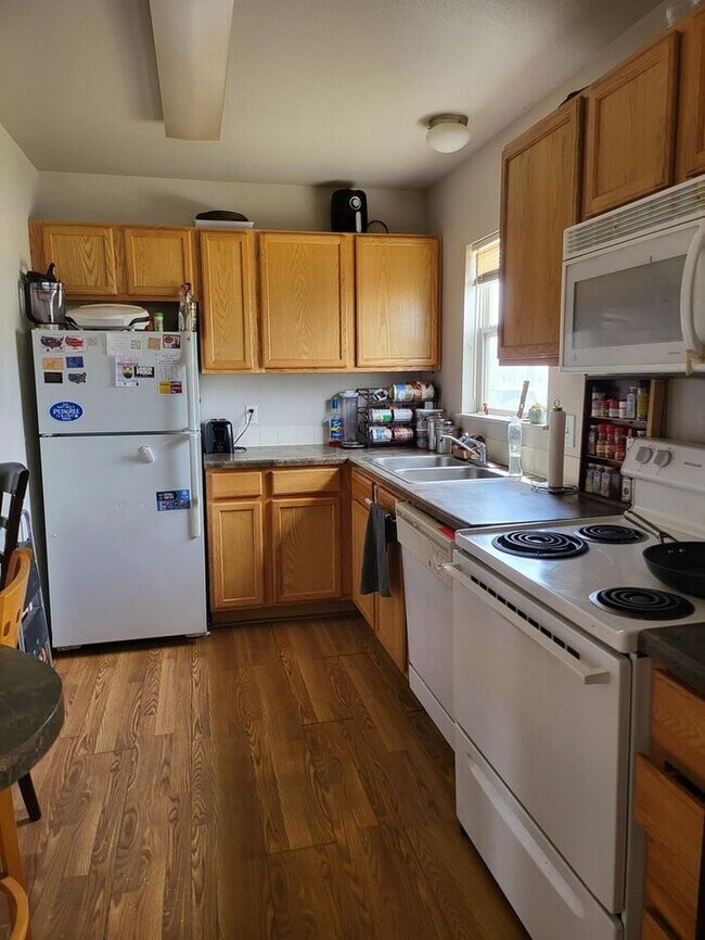 Foto del edificio - 4 bedroom 2 Bathroom Condo!