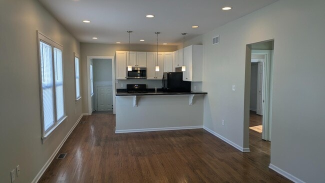 Building Photo - 821 Lake St