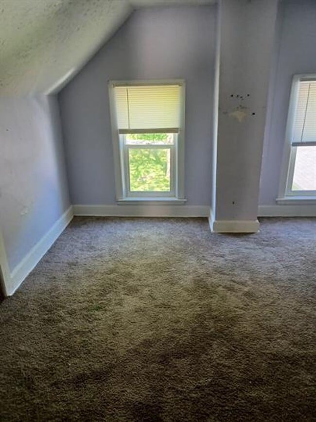 Building Photo - House Available for Rent