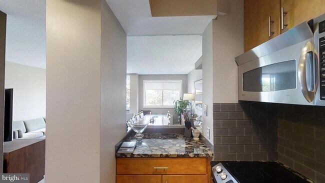 Building Photo - 2059 Huntington Ave