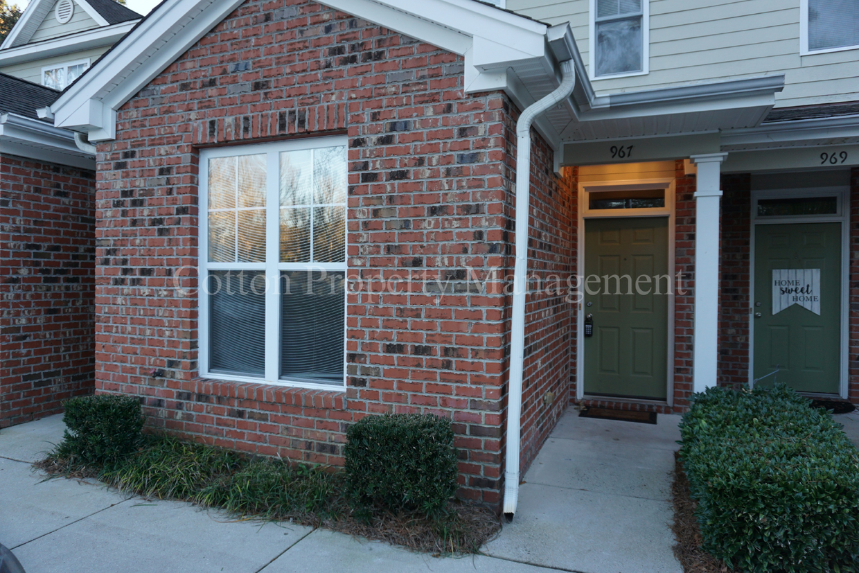 Primary Photo - 3BR/3BA Townhome off Wilshire Rd. Central ...