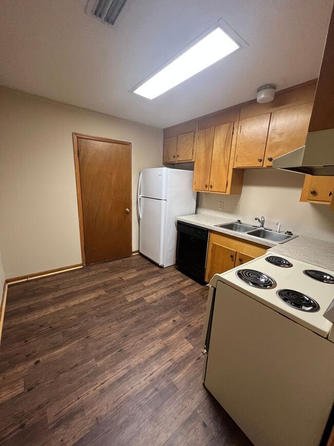 Building Photo - Cozy 2 Bedroom Duplex Near Everything – August Move-In