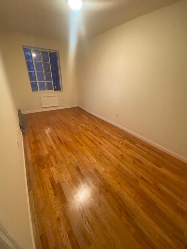 Building Photo - 658 Cauldwell Ave