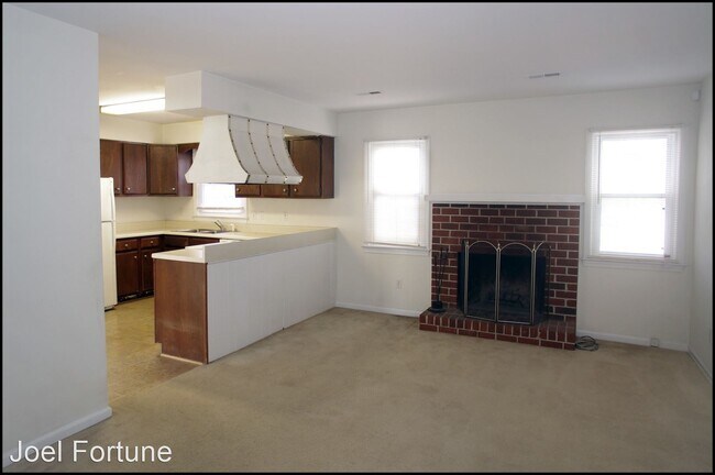 Building Photo - 626 Village Green Pkwy