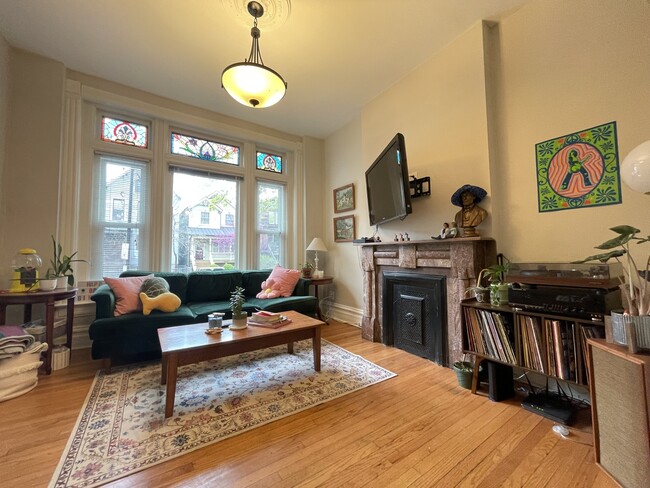 Foto del edificio - 2646 N Wilton Ave