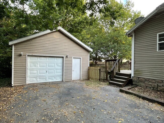 Building Photo - Charming home!