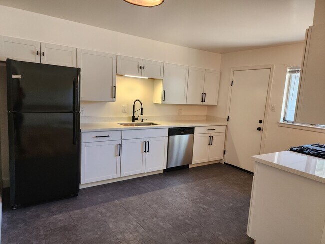 Foto del edificio - 4 bedroom, 2 bath, 2 car garage