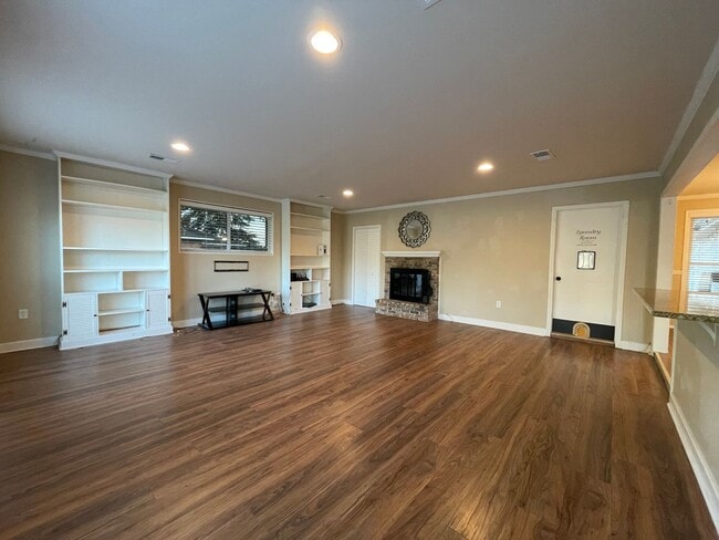 Building Photo - House: Homewood