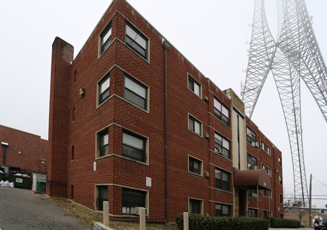Building Photo - 920 Peabody St NW