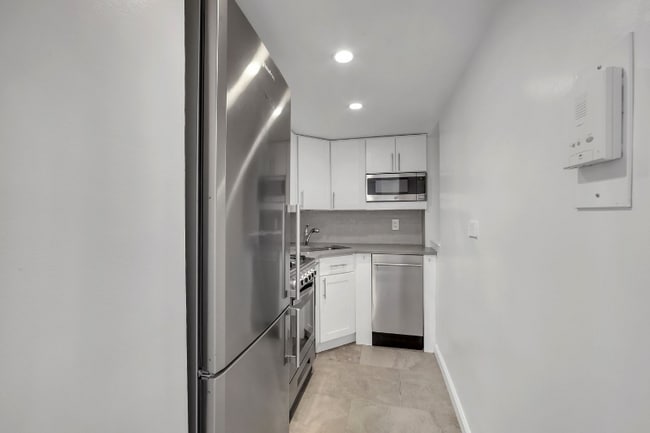 Building Photo - 520 E 81st St