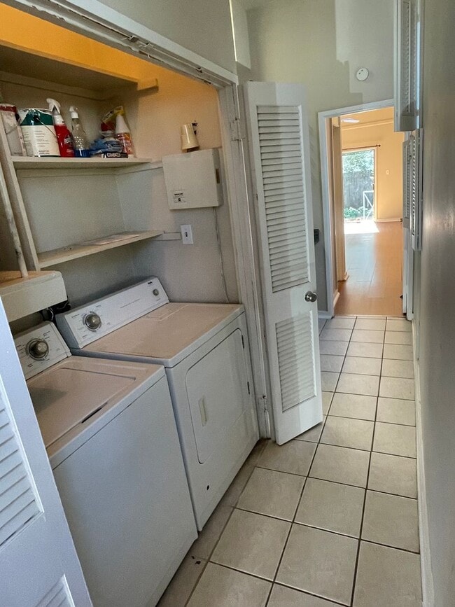 Foto del edificio - 1BD/1BA Uptown, w/ Private Fenced In Court...