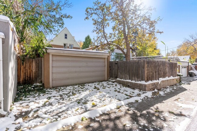 Building Photo - Beautifully updated 3 BR 3 bath Victorian home 7 blocks from Washington Park